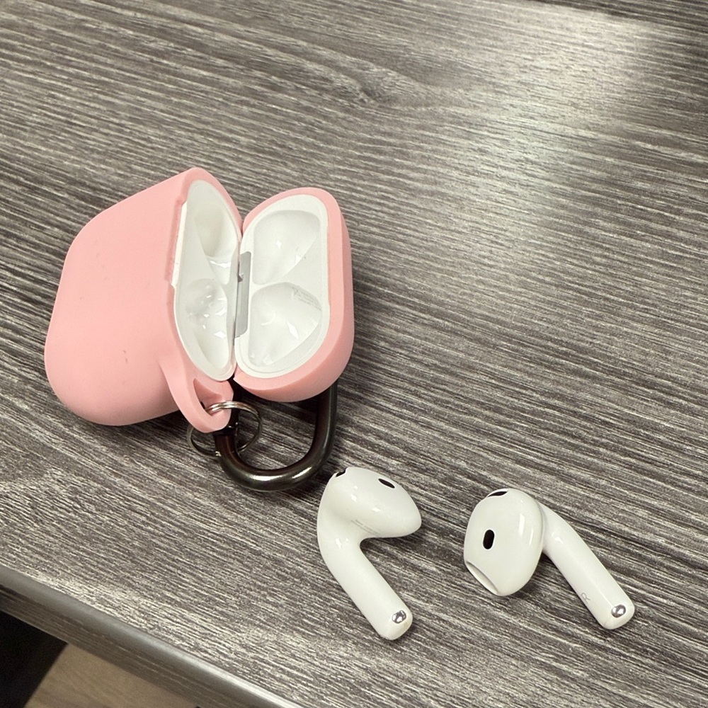 Apple AirPods 4 without noise cancellation with case